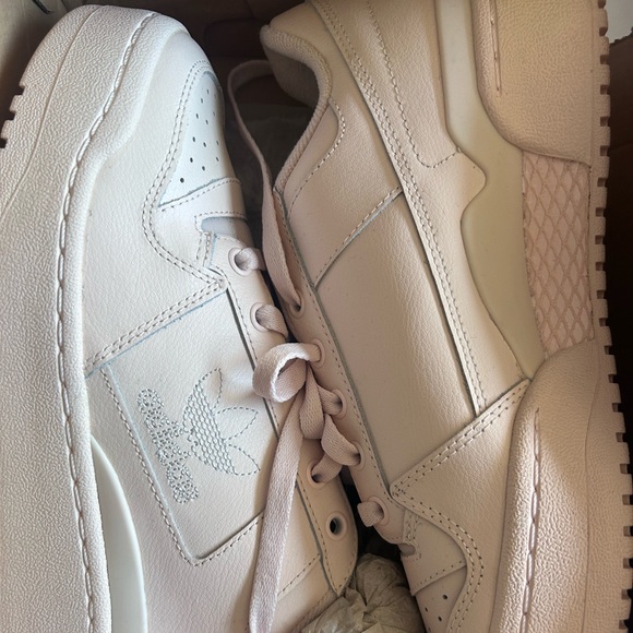 Adidas new in box - Picture 2 of 16